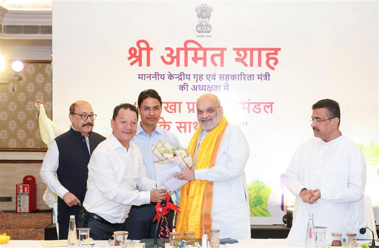 केंद्रीय गृह एवं सहकारिता मंत्री श्री अमित शाह की अध्यक्षता और पश्चिम बंगाल के मुख्यमंत्री श्री शुभेन्दु अधिकारी की उपस्थिति में 22 अगस्त 2026 को सिलीगुड़ी में विभिन्न हितधारकों और पश्चिम बंगाल के पहाड़ी क्षेत्र के प्रतिनिधियों के साथ एक बैठक हुई।