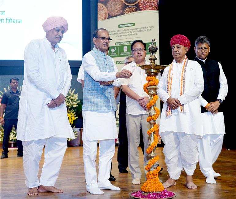 केंद्रीय कृषि एवं किसान कल्याण और ग्रामीण विकास मंत्री श्री शिवराज सिंह चौहान 22 अगस्त, 2026 को नई दिल्ली में डिजिटल कृषि मिशन के अंतर्गत एग्रीस्टैक और दलहन आत्मनिर्भरता मिशन पर राष्ट्रीय सम्मेलन में दीप प्रज्ज्वलित करते हुए। 
