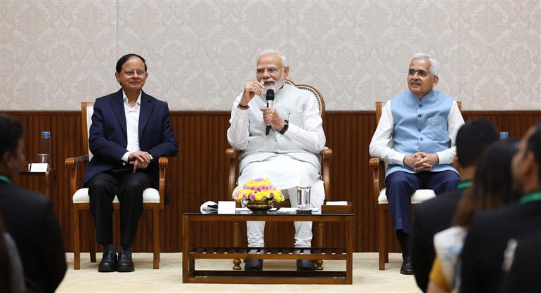 प्रधानमंत्री श्री नरेन्द्र मोदी 24 अगस्त, 2026 को नई दिल्ली में भारतीय विदेश सेवा (आईएफएस) के 2025 बैच के प्रशिक्षु अधिकारियों के साथ बातचीत करते हुए।