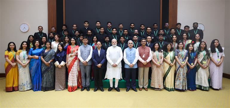 प्रधानमंत्री श्री नरेन्द्र मोदी 24 अगस्त, 2026 को नई दिल्ली में भारतीय विदेश सेवा (आईएफएस) के 2025 बैच के प्रशिक्षु अधिकारियों के साथ एक ग्रुप फोटो में।