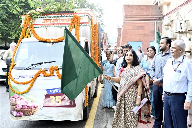 The Secretary, Department of Consumer Affairs, Ms. Nidhi Khare, flags off onion retail distribution in the Delhi-NCR region at Krishi Bhawan, in New Delhi on August 27, 2026.