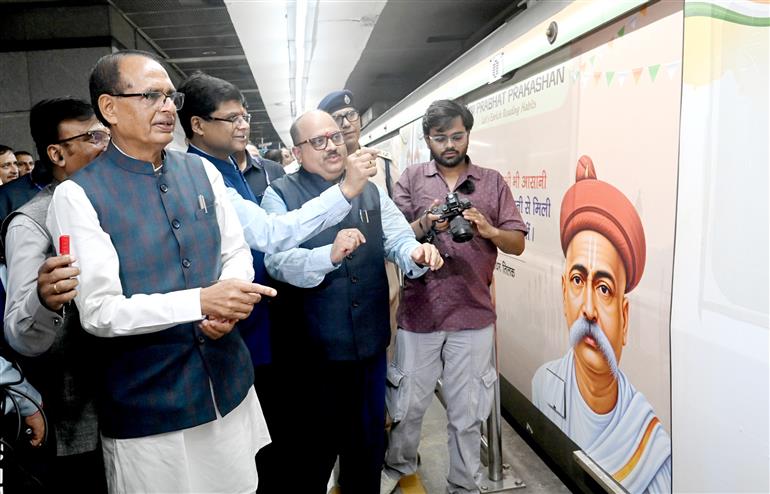 केंद्रीय कृषि एवं किसान कल्याण और ग्रामीण विकास मंत्री श्री शिवराज सिंह चौहान 27 अगस्त, 2026 को नई दिल्ली के मंडी हाउस मेट्रो स्टेशन से स्वतंत्रता दिवस थीम पर आधारित एक विशेष मेट्रो ट्रेन को हरी झंडी दिखाने के समारोह में शामिल हुए।