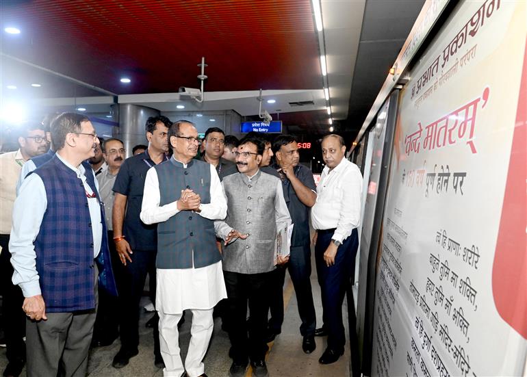 केंद्रीय कृषि एवं किसान कल्याण और ग्रामीण विकास मंत्री श्री शिवराज सिंह चौहान 27 अगस्त, 2026 को नई दिल्ली के मंडी हाउस मेट्रो स्टेशन से स्वतंत्रता दिवस थीम पर आधारित एक विशेष मेट्रो ट्रेन को हरी झंडी दिखाने के समारोह में शामिल हुए।