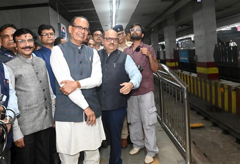 केंद्रीय कृषि एवं किसान कल्याण और ग्रामीण विकास मंत्री श्री शिवराज सिंह चौहान 27 अगस्त, 2026 को नई दिल्ली के मंडी हाउस मेट्रो स्टेशन से स्वतंत्रता दिवस थीम पर आधारित एक विशेष मेट्रो ट्रेन को हरी झंडी दिखाने के समारोह में शामिल हुए।
