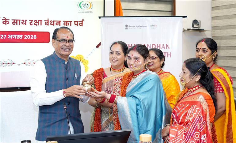 केंद्रीय कृषि एवं किसान कल्याण और ग्रामीण विकास मंत्री श्री शिवराज सिंह चौहान 27 अगस्त 2026 को नई दिल्ली में लखपति दीदियों के साथ रक्षाबंधन का पर्व मनाते हुए।
