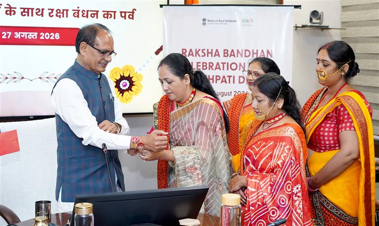 केंद्रीय कृषि एवं किसान कल्याण और ग्रामीण विकास मंत्री श्री शिवराज सिंह चौहान 27 अगस्त 2026 को नई दिल्ली में लखपति दीदियों के साथ रक्षाबंधन का पर्व मनाते हुए।