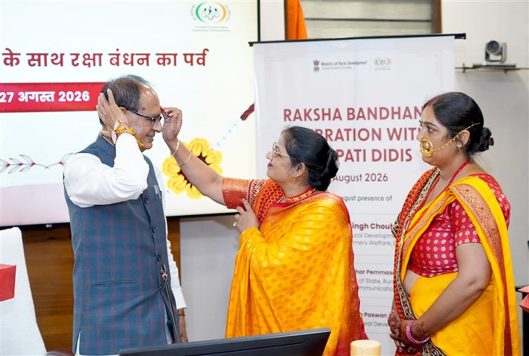 केंद्रीय कृषि एवं किसान कल्याण और ग्रामीण विकास मंत्री श्री शिवराज सिंह चौहान 27 अगस्त 2026 को नई दिल्ली में लखपति दीदियों के साथ रक्षाबंधन का पर्व मनाते हुए।