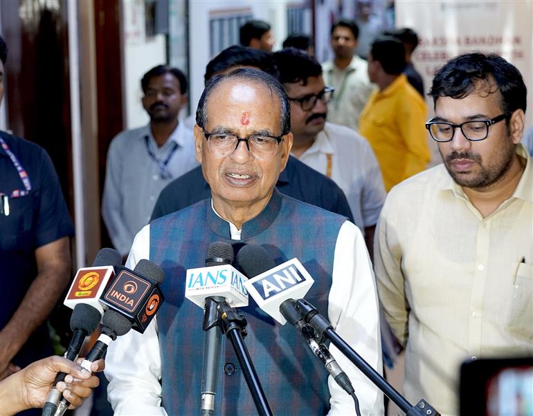केंद्रीय कृषि एवं किसान कल्याण और ग्रामीण विकास मंत्री श्री शिवराज सिंह चौहान 27 अगस्त 2026 को नई दिल्ली में लखपति दीदियों के साथ रक्षाबंधन मनाने के बाद मीडियाकर्मियों से बातचीत करते हुए।