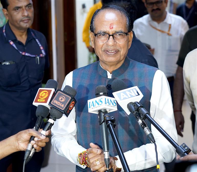 केंद्रीय कृषि एवं किसान कल्याण और ग्रामीण विकास मंत्री श्री शिवराज सिंह चौहान 27 अगस्त 2026 को नई दिल्ली में लखपति दीदियों के साथ रक्षाबंधन मनाने के बाद मीडियाकर्मियों से बातचीत करते हुए।