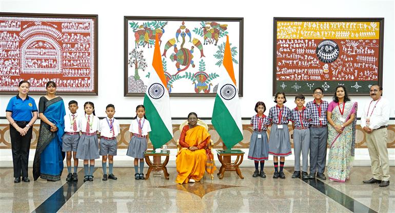 राष्ट्रपति श्रीमती द्रौपदी मुर्मु 28 अगस्त, 2026 को नई दिल्ली स्थित राष्ट्रपति भवन में 'रक्षाबंधन' के त्योहार पर आयोजित समारोह में विभिन्न स्कूलों व संगठनों के बच्चों और छात्रों के साथ एक ग्रुप फोटो में।