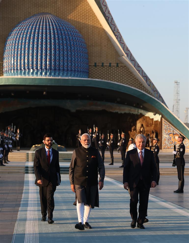 प्रधानमंत्री श्री नरेन्द्र मोदी और उज्बेकिस्तान गणराज्य के राष्ट्रपति श्री शावकत मिर्जियोयेव 29 अगस्त, 2026 को उज्बेकिस्तान के ताशकंद में यांगी उज्बेकिस्तान पार्क का दौरा करते हुए।