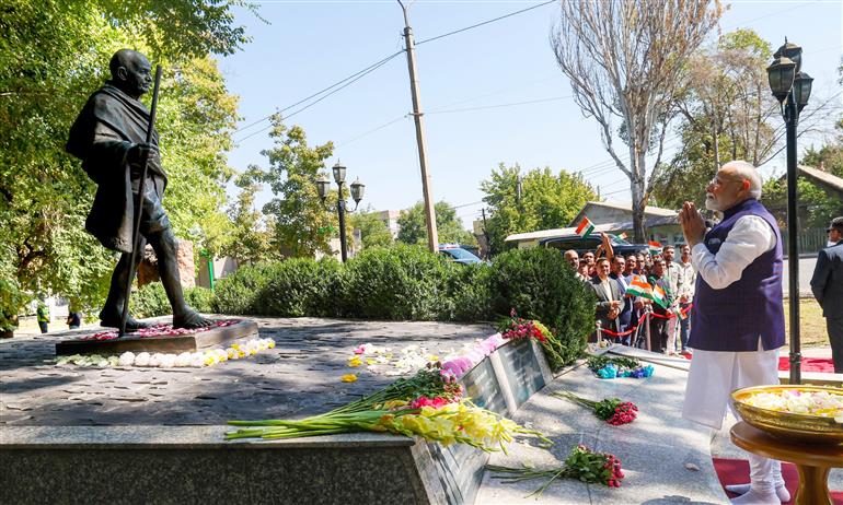 рдкреНрд░рдзрд╛рдирдордВрддреНрд░реА рд╢реНрд░реА рдирд░реЗрдиреНрджреНрд░ рдореЛрджреА рдиреЗ 31 рдЕрдЧрд╕реНрдд, 2026 рдХреЛ рдХрд┐рд░реНрдЧрд┐рд╕реНрддрд╛рди рдореЗрдВ рдорд╣рд╛рддреНрдорд╛ рдЧрд╛рдВрдзреА рд╕реНрдорд╛рд░рдХ рдкрд░ рдкреБрд╖реНрдкрд╛рдВрдЬрд▓рд┐ рдЕрд░реНрдкрд┐рдд рдХреА рдФрд░ рд▓реЛрдЧреЛрдВ рд╕реЗ рдмрд╛рддрдЪреАрдд рдХреАред
:Prime Minister's Office рдкреНрд░рдзрд╛рдирдордВрддреНрд░реА рд╢реНрд░реА рдирд░реЗрдиреНрджреНрд░ рдореЛрджреА рдиреЗ 31 рдЕрдЧрд╕реНрдд, 2026 рдХреЛ рдХрд┐рд░реНрдЧрд┐рд╕реНрддрд╛рди рдореЗрдВ рдорд╣рд╛рддреНрдорд╛ рдЧрд╛рдВрдзреА рд╕реНрдорд╛рд░рдХ рдкрд░ рдкреБрд╖реНрдкрд╛рдВрдЬрд▓рд┐ рдЕрд░реНрдкрд┐рдд рдХреА рдФрд░ рд▓реЛрдЧреЛрдВ рд╕реЗ рдмрд╛рддрдЪреАрдд рдХреАред
:Prime Minister