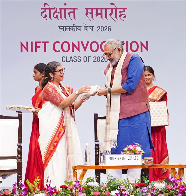 केंद्रीय वस्त्र मंत्री श्री गिरिराज सिंह 31 अगस्त, 2026 को नई दिल्ली के द्वारका सेक्टर-25 स्थित यशोभूमि में राष्ट्रीय फैशन प्रौद्योगिकी संस्थान (निफ्ट) के दीक्षांत समारोह के दौरान पदक और प्रमाण-पत्र प्रदान करते हुए।
