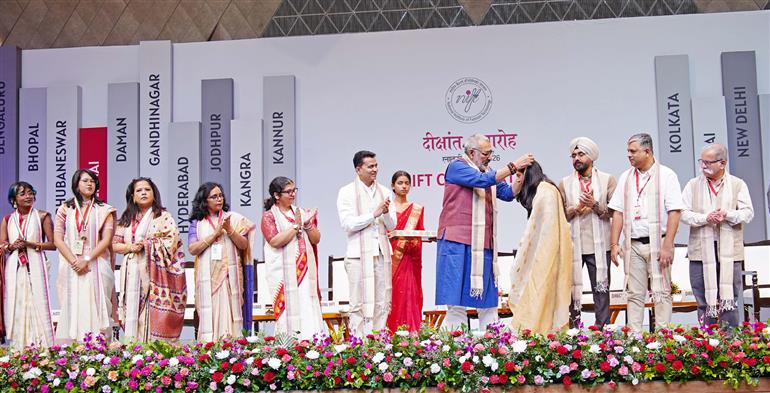 केंद्रीय वस्त्र मंत्री श्री गिरिराज सिंह 31 अगस्त, 2026 को नई दिल्ली के द्वारका सेक्टर-25 स्थित यशोभूमि में राष्ट्रीय फैशन प्रौद्योगिकी संस्थान (निफ्ट) के दीक्षांत समारोह के दौरान पदक और प्रमाण-पत्र प्रदान करते हुए।