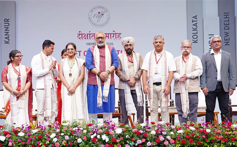 केंद्रीय वस्त्र मंत्री श्री गिरिराज सिंह 31 अगस्त, 2026 को नई दिल्ली के द्वारका सेक्टर-25 स्थित यशोभूमि में राष्ट्रीय फैशन प्रौद्योगिकी संस्थान (निफ्ट) के दीक्षांत समारोह के दौरान पदक और प्रमाण-पत्र प्रदान करते हुए।