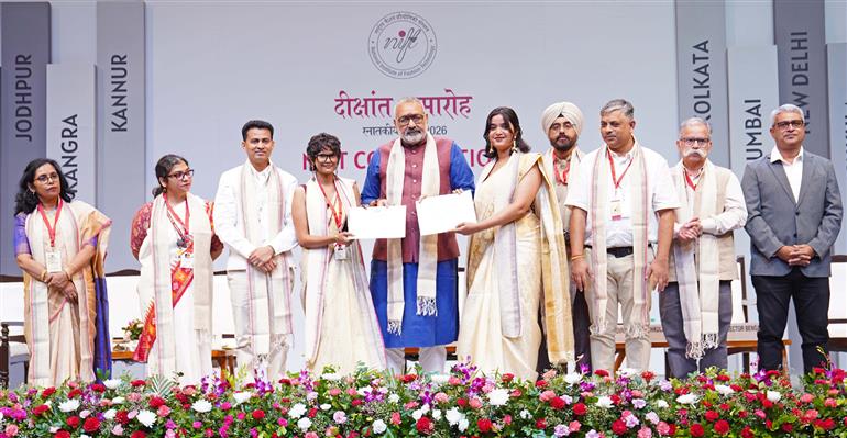 केंद्रीय वस्त्र मंत्री श्री गिरिराज सिंह 31 अगस्त, 2026 को नई दिल्ली के द्वारका सेक्टर-25 स्थित यशोभूमि में राष्ट्रीय फैशन प्रौद्योगिकी संस्थान (निफ्ट) के दीक्षांत समारोह के दौरान पदक और प्रमाण-पत्र प्रदान करते हुए।
