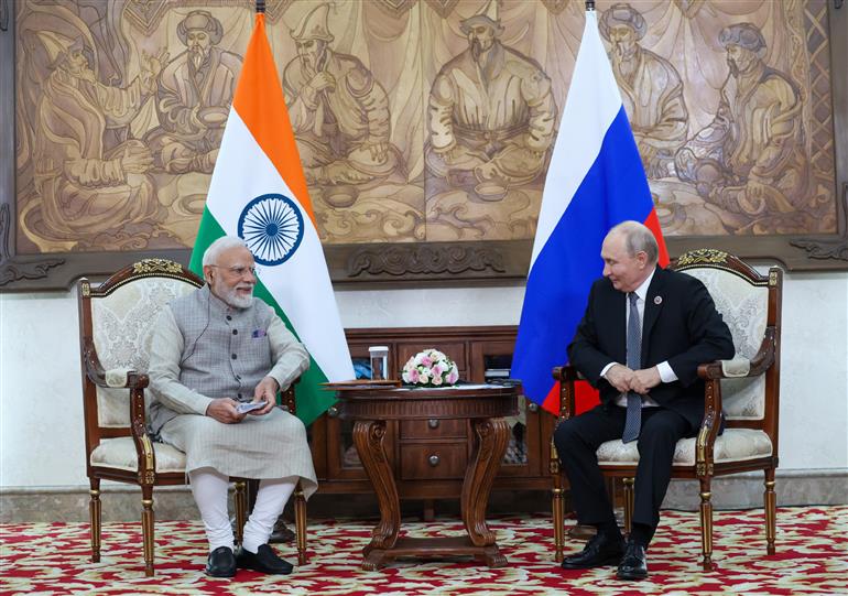 प्रधानमंत्री श्री नरेन्द्र मोदी 31 अगस्त, 2026 को किर्गिस्तान के बिश्केक में एससीओ शिखर सम्मेलन के दौरान रूसी संघ के राष्ट्रपति व्लादिमीर पुतिन के साथ द्विपक्षीय बैठक करते हुए।