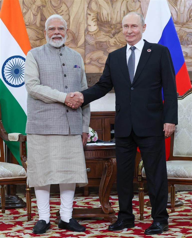 प्रधानमंत्री श्री नरेन्द्र मोदी 31 अगस्त, 2026 को किर्गिस्तान के बिश्केक में एससीओ शिखर सम्मेलन के दौरान रूसी संघ के राष्ट्रपति व्लादिमीर पुतिन के साथ द्विपक्षीय बैठक करते हुए।