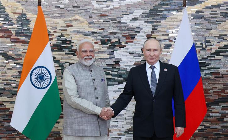 प्रधानमंत्री श्री नरेन्द्र मोदी 31 अगस्त, 2026 को किर्गिस्तान के बिश्केक में एससीओ शिखर सम्मेलन के दौरान रूसी संघ के राष्ट्रपति व्लादिमीर पुतिन के साथ द्विपक्षीय बैठक करते हुए।