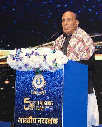 केंद्रीय रक्षा मंत्री श्री राजनाथ सिंह 1 फरवरी 2026 को नई दिल्ली में भारतीय तटरक्षक बल (आईसीजी) के 50वें स्थापना दिवस समारोह को संबोधित करते हुए।