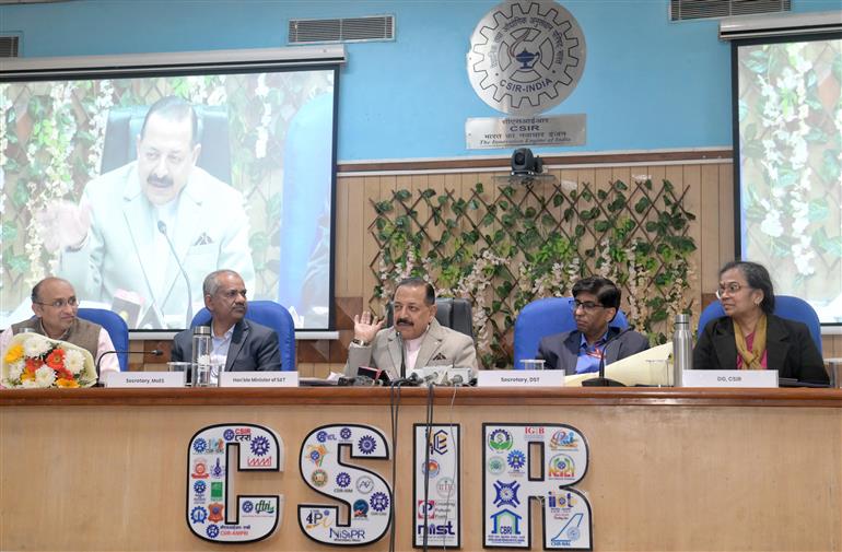 विज्ञान एवं प्रौद्योगिकी (स्वतंत्र प्रभार), पृथ्वी विज्ञान (स्वतंत्र प्रभार), प्रधानमंत्री कार्यालय, कार्मिक, लोक शिकायत एवं पेंशन, परमाणु ऊर्जा तथा अंतरिक्ष के राज्य मंत्री डॉ. जितेंद्र सिंह ने 2 फरवरी 2026 को नई दिल्ली स्थित अनुसंधान भवन में केंद्रीय बजट–2026 को लेकर आयोजित प्रेस वार्ता को संबोधित किया।