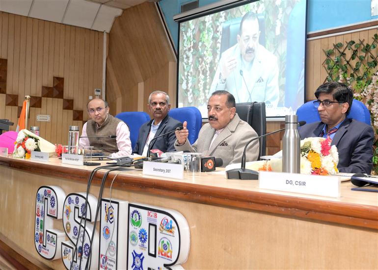 विज्ञान एवं प्रौद्योगिकी (स्वतंत्र प्रभार), पृथ्वी विज्ञान (स्वतंत्र प्रभार), प्रधानमंत्री कार्यालय, कार्मिक, लोक शिकायत एवं पेंशन, परमाणु ऊर्जा तथा अंतरिक्ष के राज्य मंत्री डॉ. जितेंद्र सिंह ने 2 फरवरी 2026 को नई दिल्ली स्थित अनुसंधान भवन में केंद्रीय बजट–2026 को लेकर आयोजित प्रेस वार्ता को संबोधित किया।