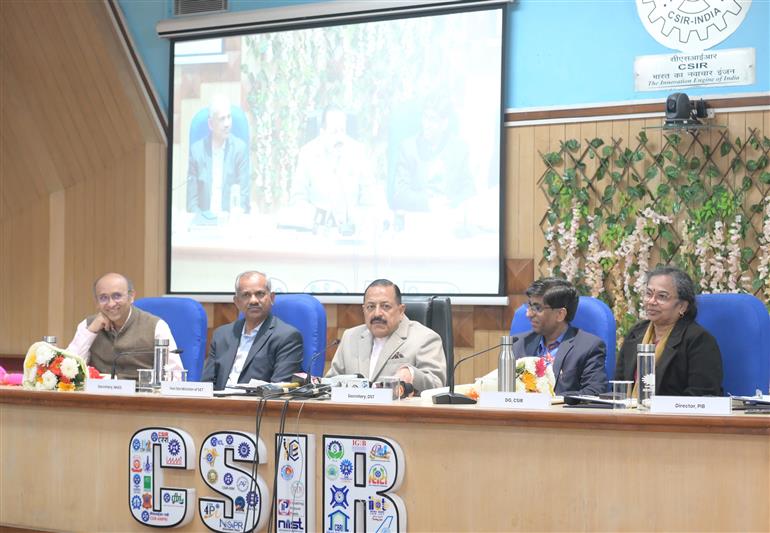 विज्ञान एवं प्रौद्योगिकी (स्वतंत्र प्रभार), पृथ्वी विज्ञान (स्वतंत्र प्रभार), प्रधानमंत्री कार्यालय, कार्मिक, लोक शिकायत एवं पेंशन, परमाणु ऊर्जा तथा अंतरिक्ष के राज्य मंत्री डॉ. जितेंद्र सिंह ने 2 फरवरी 2026 को नई दिल्ली स्थित अनुसंधान भवन में केंद्रीय बजट–2026 को लेकर आयोजित प्रेस वार्ता को संबोधित किया।