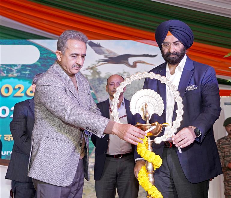 पर्यावरण, वन और जलवायु परिवर्तन और विदेश मामलों के राज्य मंत्री श्री कीर्ति वर्धन सिंह 02 फरवरी, 2026 को नई दिल्ली में विश्व आर्द्रभूमि दिवस 2026 के समारोह के दौरान “आर्द्रभूमि और पारंपरिक ज्ञान: सांस्कृतिक विरासत का उत्सव” विषय पर आयोजित कार्यक्रम में दीप प्रज्ज्वलित करते हुए.