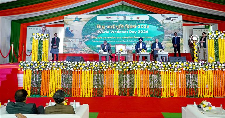 पर्यावरण, वन और जलवायु परिवर्तन और विदेश मामलों के राज्य मंत्री श्री कीर्ति वर्धन सिंह 02 फरवरी, 2026 को नई दिल्ली में विश्व आर्द्रभूमि दिवस 2026 के समारोह के दौरान “आर्द्रभूमि और पारंपरिक ज्ञान: सांस्कृतिक विरासत का उत्सव” विषय पर आयोजित कार्यक्रम को संबोधित करते हुए।