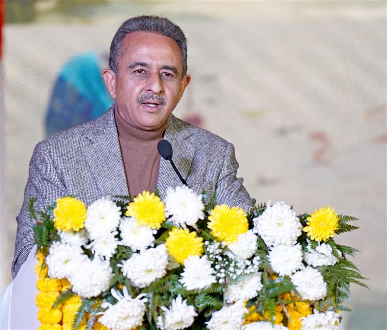 पर्यावरण, वन और जलवायु परिवर्तन और विदेश मामलों के राज्य मंत्री श्री कीर्ति वर्धन सिंह 02 फरवरी, 2026 को नई दिल्ली में विश्व आर्द्रभूमि दिवस 2026 के समारोह के दौरान “आर्द्रभूमि और पारंपरिक ज्ञान: सांस्कृतिक विरासत का उत्सव” विषय पर आयोजित कार्यक्रम को संबोधित करते हुए।