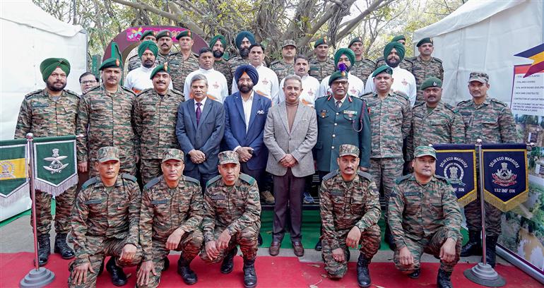 02 फरवरी, 2026 को नई दिल्ली में विश्व आर्द्रभूमि दिवस 2026 के समारोह के दौरान “आर्द्रभूमि और पारंपरिक ज्ञान: सांस्कृतिक विरासत का उत्सव” विषय पर आयोजित कार्यक्रम के दौरान समूह तस्वीर में पर्यावरण, वन और जलवायु परिवर्तन और विदेश मामलों के राज्य मंत्री श्री कीर्ति वर्धन सिंह।