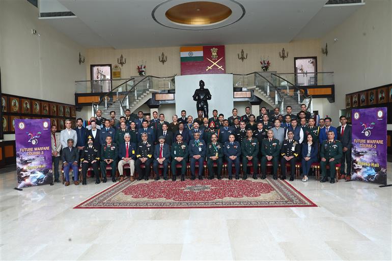 तीसरे फ्यूचर वारफेयर कोर्स का तीसरा दिन 04 फरवरी, 2026 को नई दिल्ली स्थित मानेकशॉ सेंटर में इंटीग्रेटेड स्टाफ कमेटी के प्रमुख एयर मार्शल आशुतोष दीक्षित के संबोधन के साथ शुरू हुआ।
