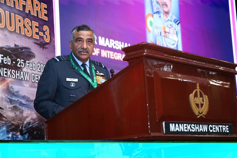 तीसरे फ्यूचर वारफेयर कोर्स का तीसरा दिन 04 फरवरी, 2026 को नई दिल्ली स्थित मानेकशॉ सेंटर में इंटीग्रेटेड स्टाफ कमेटी के प्रमुख एयर मार्शल आशुतोष दीक्षित के संबोधन के साथ शुरू हुआ।