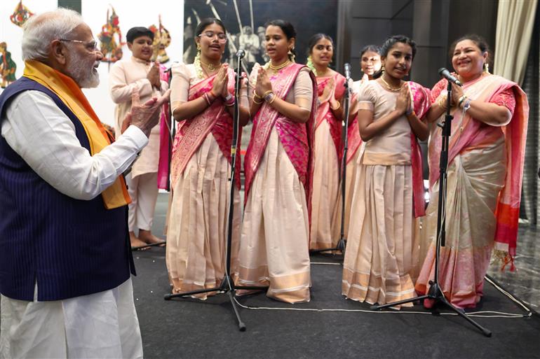 प्रधानमंत्री श्री नरेन्द्र मोदी का 7 फरवरी 2026 को मलेशिया के कुआलालंपुर में भारतीय समुदाय द्वारा गर्मजोशी से स्वागत किया गया।:Prime Minister