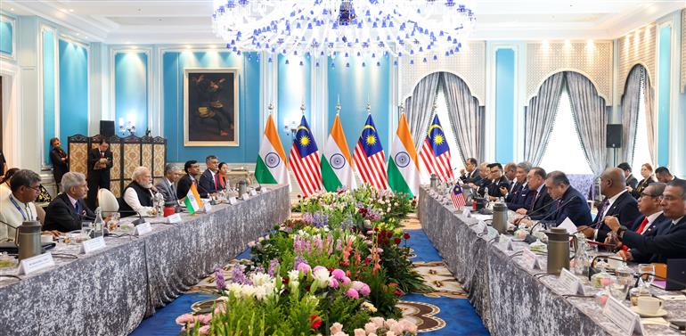 प्रधानमंत्री श्री नरेन्द्र मोदी और मलेशिया के प्रधानमंत्री श्री अनवर इब्राहिम ने 8 फरवरी 2026 को मलेशिया के कुआलालंपुर में भारत-मलेशिया के बीच आयोजित प्रतिनिधिमंडल स्तर की वार्ता में हिस्सा लिया।:Prime Minister