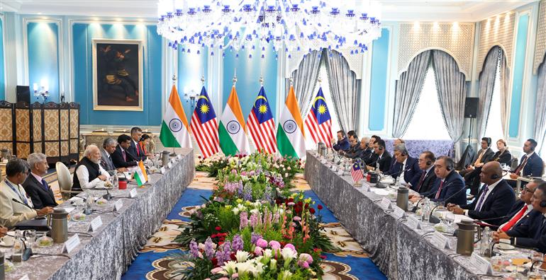 प्रधानमंत्री श्री नरेन्द्र मोदी और मलेशिया के प्रधानमंत्री श्री अनवर इब्राहिम ने 8 फरवरी 2026 को मलेशिया के कुआलालंपुर में भारत-मलेशिया के बीच आयोजित प्रतिनिधिमंडल स्तर की वार्ता में हिस्सा लिया।:Prime Minister