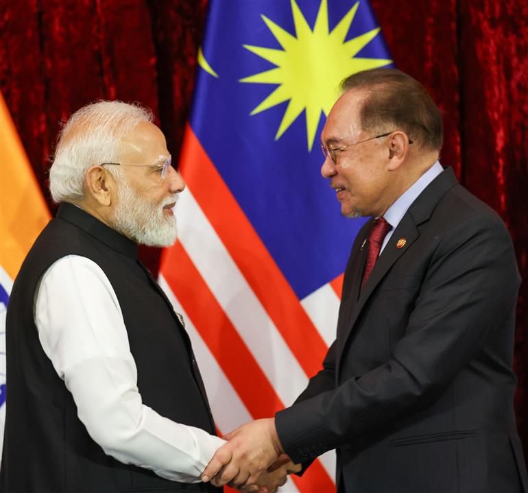 प्रधानमंत्री श्री नरेन्द्र मोदी और मलेशिया के प्रधानमंत्री श्री अनवर इब्राहिम की उपस्थिति में 8 फरवरी 2026 को मलेशिया के कुआलालंपुर में भारत और मलेशिया के बीच समझौता ज्ञापनों (एमओयू) का आदान-प्रदान किया गया।
:Prime Minister