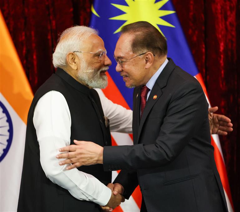 प्रधानमंत्री श्री नरेन्द्र मोदी और मलेशिया के प्रधानमंत्री श्री अनवर इब्राहिम की उपस्थिति में 8 फरवरी 2026 को मलेशिया के कुआलालंपुर में भारत और मलेशिया के बीच समझौता ज्ञापनों (एमओयू) का आदान-प्रदान किया गया।
:Prime Minister