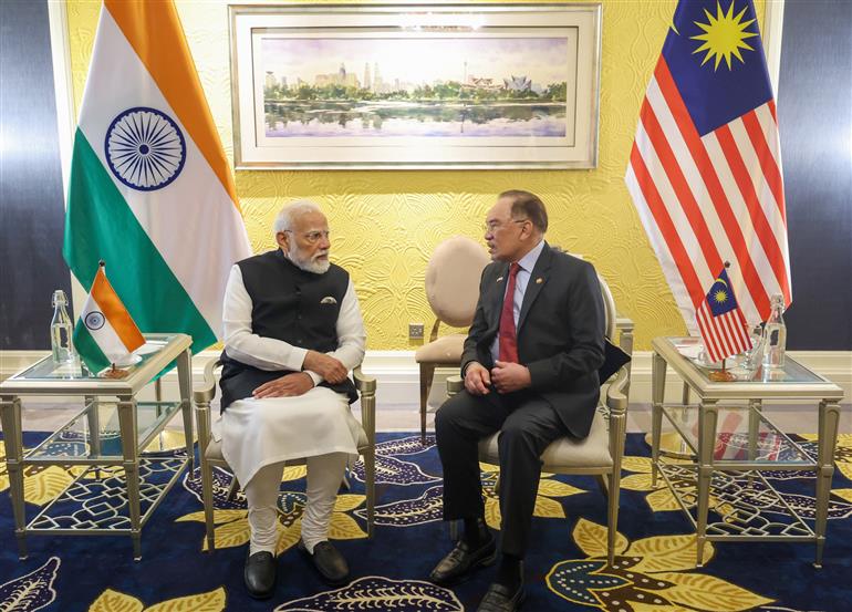 प्रधानमंत्री श्री नरेन्द्र मोदी ने 8 फरवरी 2026 को मलेशिया के कुआलालंपुर में मलेशिया के प्रधानमंत्री श्री अनवर इब्राहिम से मुलाकात की।:Prime Minister