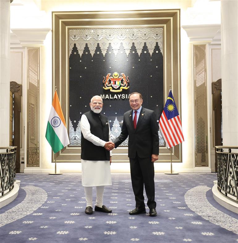 प्रधानमंत्री श्री नरेन्द्र मोदी ने 8 फरवरी 2026 को मलेशिया के कुआलालंपुर में मलेशिया के प्रधानमंत्री श्री अनवर इब्राहिम से मुलाकात की।:Prime Minister