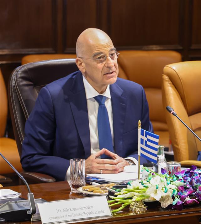 रक्षा मंत्री श्री राजनाथ सिंह ने 09 फरवरी, 2026 को नई दिल्ली में हेलेनिक गणराज्य के राष्ट्रीय रक्षा मंत्री श्री निकोलाओस-जॉर्जियोस डेंडियास के साथ द्विपक्षीय बातचीत की।