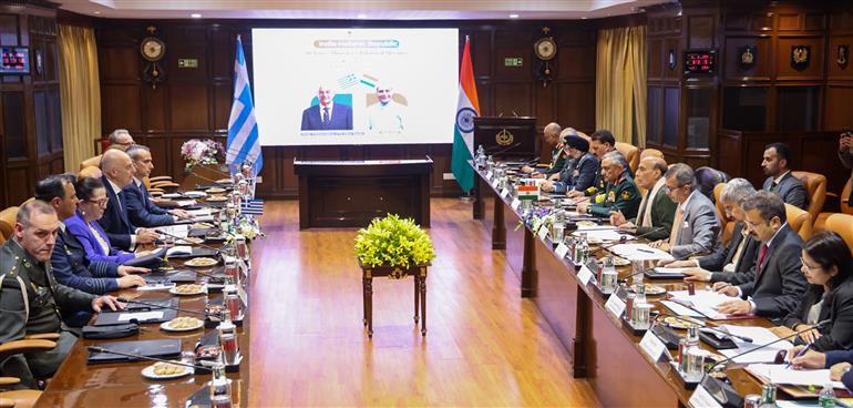 रक्षा मंत्री श्री राजनाथ सिंह ने 09 फरवरी, 2026 को नई दिल्ली में हेलेनिक गणराज्य के राष्ट्रीय रक्षा मंत्री श्री निकोलाओस-जॉर्जियोस डेंडियास के साथ द्विपक्षीय बातचीत की।