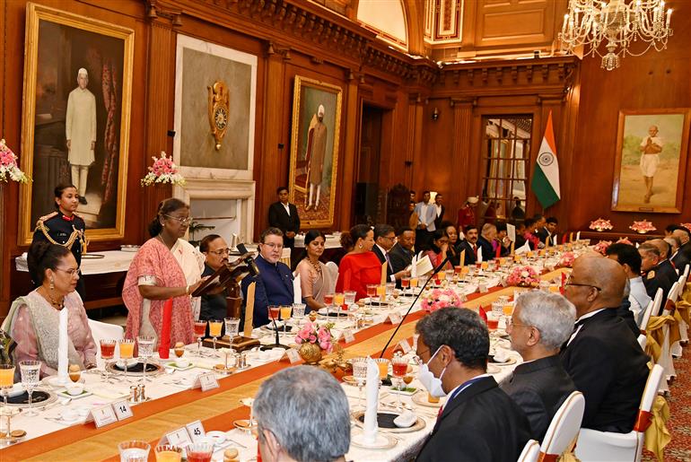 राष्ट्रपति श्रीमती द्रौपदी मुर्मु ने 9 फ़रवरी 2026 को नई दिल्ली स्थित राष्ट्रपति भवन में सेशेल्स के राष्ट्रपति डॉ. पैट्रिक हर्मिनी एवं उनकी पत्नी श्रीमती वेरोनिक हर्मिनी के सम्मान में राजकीय भोज का आयोजन किया।