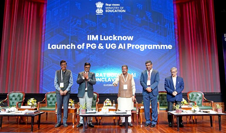 केंद्रीय शिक्षा मंत्री श्री धर्मेंद्र प्रधान ने 12 फ़रवरी 2026 को नई दिल्ली स्थित भारत मंडपम में आयोजित ‘भारत बोधन एआई कॉन्क्लेव-2026’ के दौरान आईआईएम लखनऊ के पीजी एवं यूजी एआई कार्यक्रम का शुभारंभ किया।