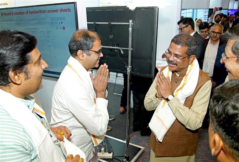 केंद्रीय शिक्षा मंत्री श्री धर्मेंद्र प्रधान ने 12 फ़रवरी 2026 को नई दिल्ली स्थित भारत मंडपम में आयोजित ‘भारत बोधन एआई कॉन्क्लेव–2026’ में आयोजित प्रदर्शनी का अवलोकन किया।