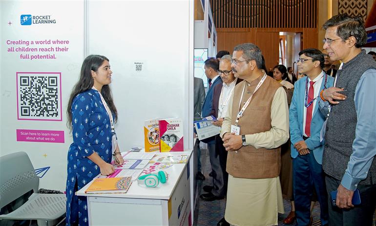 केंद्रीय शिक्षा मंत्री श्री धर्मेंद्र प्रधान ने 12 फ़रवरी 2026 को नई दिल्ली स्थित भारत मंडपम में आयोजित ‘भारत बोधन एआई कॉन्क्लेव–2026’ में आयोजित प्रदर्शनी का अवलोकन किया।