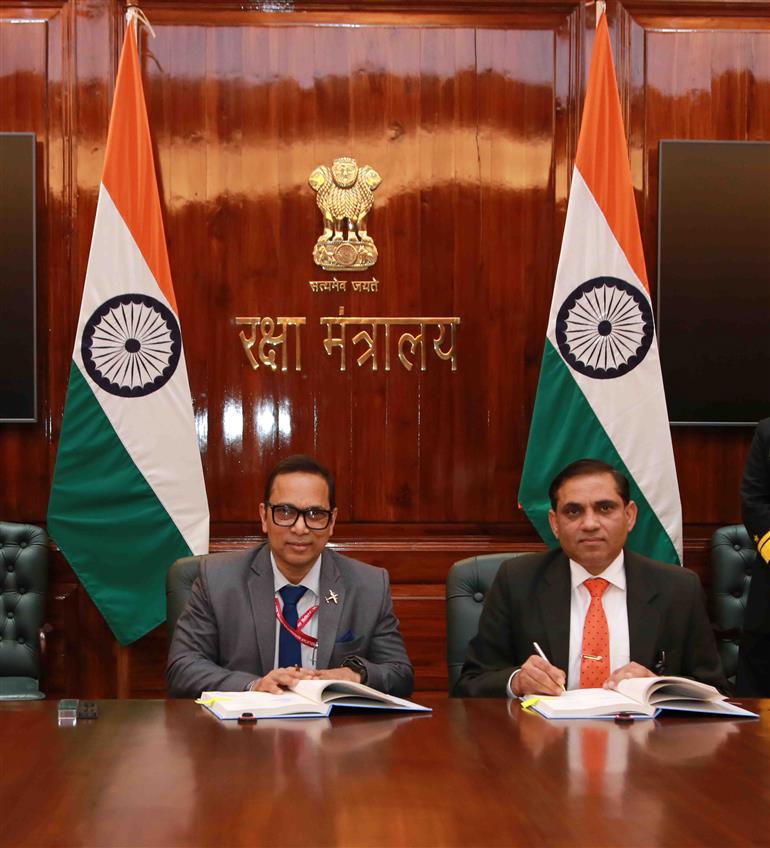 रक्षा सचिव श्री राजेश कुमार सिंह ने 12 फ़रवरी 2026 को नई दिल्ली में भारतीय तटरक्षक बल (आईसीजी) के लिए ऑपरेशनल रोल उपकरणों सहित आठ डॉर्नियर 228 विमान के अधिग्रहण हेतु हिंदुस्तान एयरोनॉटिक्स लिमिटेड (एचएएल), ट्रांसपोर्ट एयरक्राफ्ट डिविजन, कानपुर के साथ एक अनुबंध पर हस्ताक्षर किए।