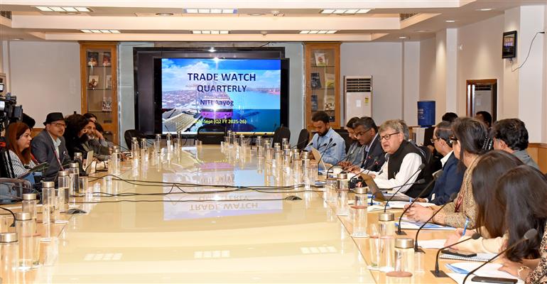 नीति आयोग के उपाध्यक्ष श्री सुमन बेरी ने 13 फरवरी, 2026 को नई दिल्ली में “ट्रेड वॉच क्वार्टरली” पत्रिका के छठे संस्करण के विमोचन अवसर पर अपने विचार व्यक्त किए। यह प्रकाशन भारत के व्यापार और उससे जुड़े विकास का व्यापक विवरण प्रस्तुत करता है, जिसमें भारत के व्यापारिक रुझानों और साक्ष्य-आधारित नीतिगत हस्तक्षेपों के लिए उभरते अवसरों पर विशेष ध्यान केंद्रित किया गया है।