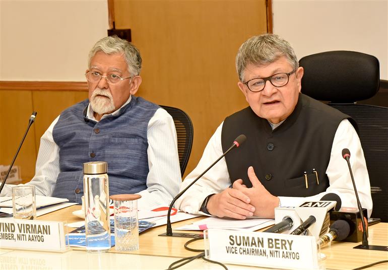 नीति आयोग के उपाध्यक्ष श्री सुमन बेरी ने 13 फरवरी, 2026 को नई दिल्ली में “ट्रेड वॉच क्वार्टरली” पत्रिका के छठे संस्करण के विमोचन अवसर पर अपने विचार व्यक्त किए। यह प्रकाशन भारत के व्यापार और उससे जुड़े विकास का व्यापक विवरण प्रस्तुत करता है, जिसमें भारत के व्यापारिक रुझानों और साक्ष्य-आधारित नीतिगत हस्तक्षेपों के लिए उभरते अवसरों पर विशेष ध्यान केंद्रित किया गया है।