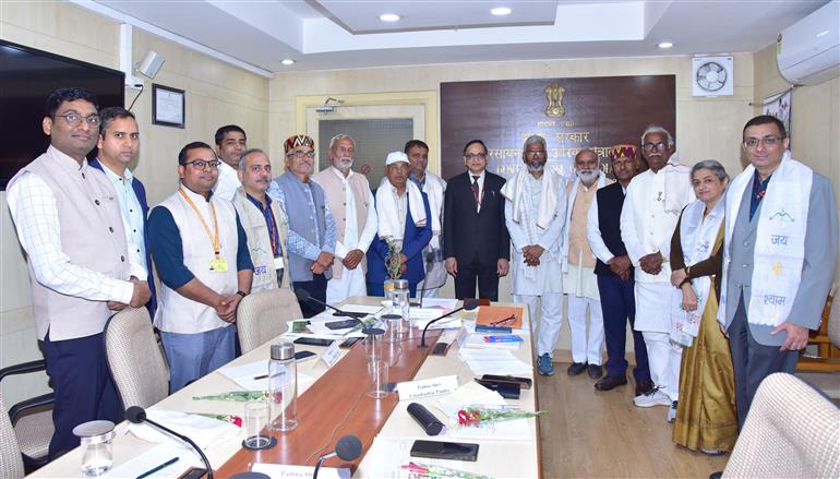 रसायन एवं उर्वरक मंत्रालय के उर्वरक विभाग के सचिव श्री रजत कुमार मिश्रा ने 13 फरवरी 2026 को नई दिल्ली में ‘पद्म श्री पुरस्कार विजेताओं’ से मुलाकात की।